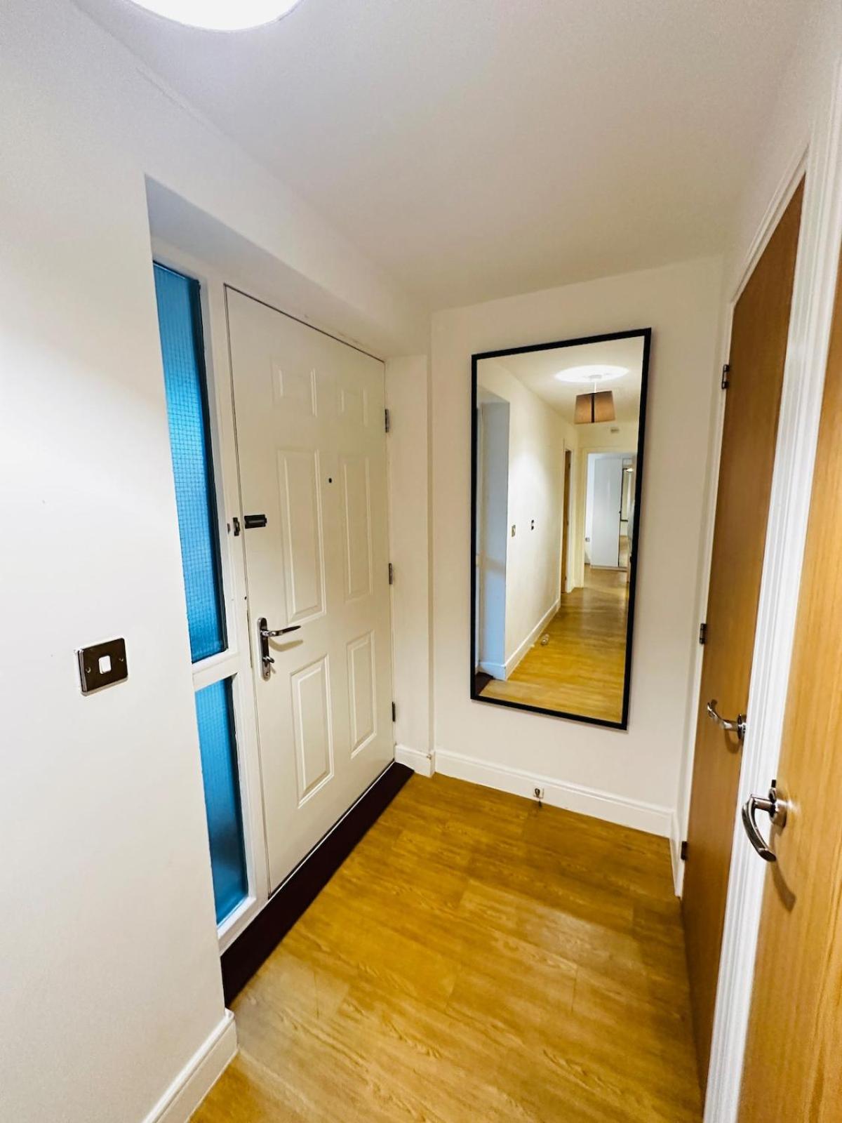 Apartament Modern 2 Bed Flat With Balcony, Easy Access Londra