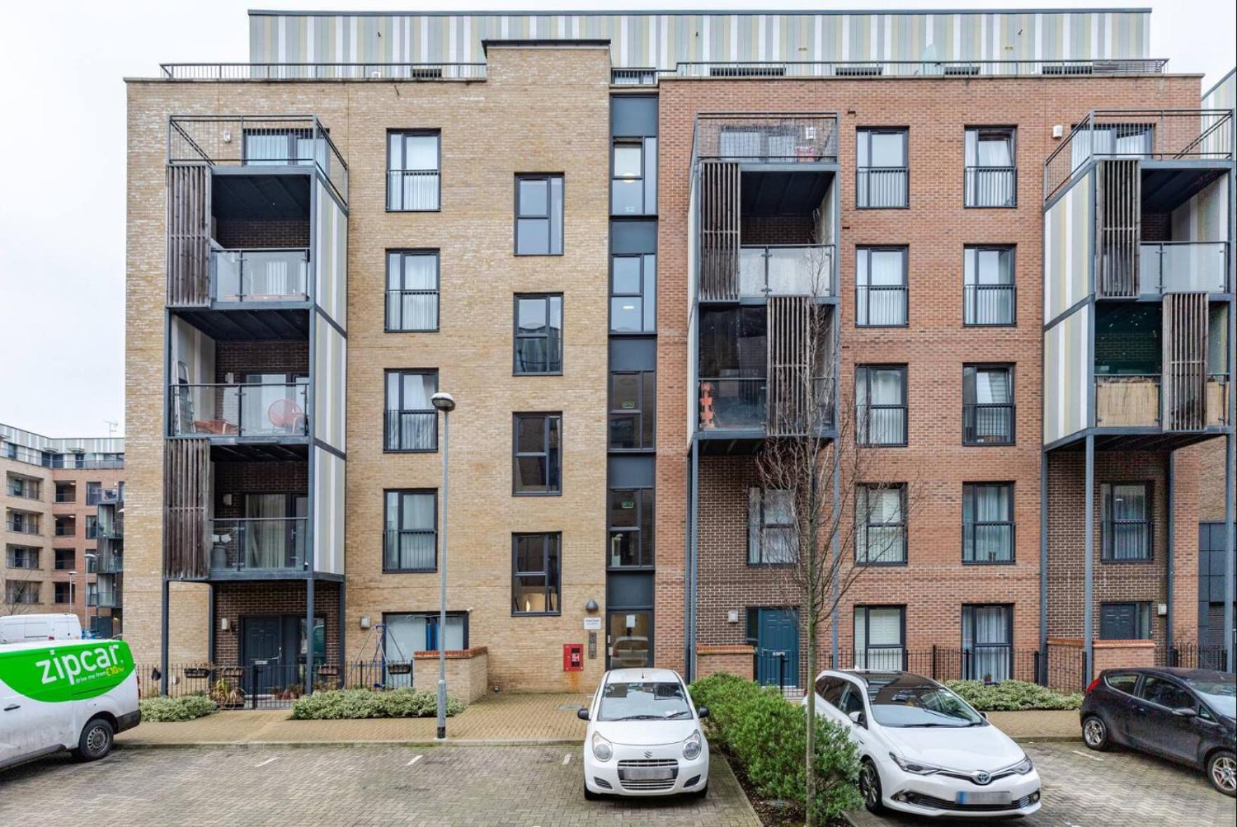 Modern 2 Bed Flat With Balcony, Easy Access Apartament *