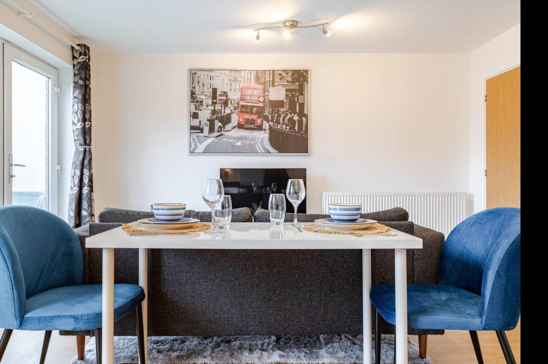 Modern 2 Bed Flat With Balcony, Easy Access Apartament