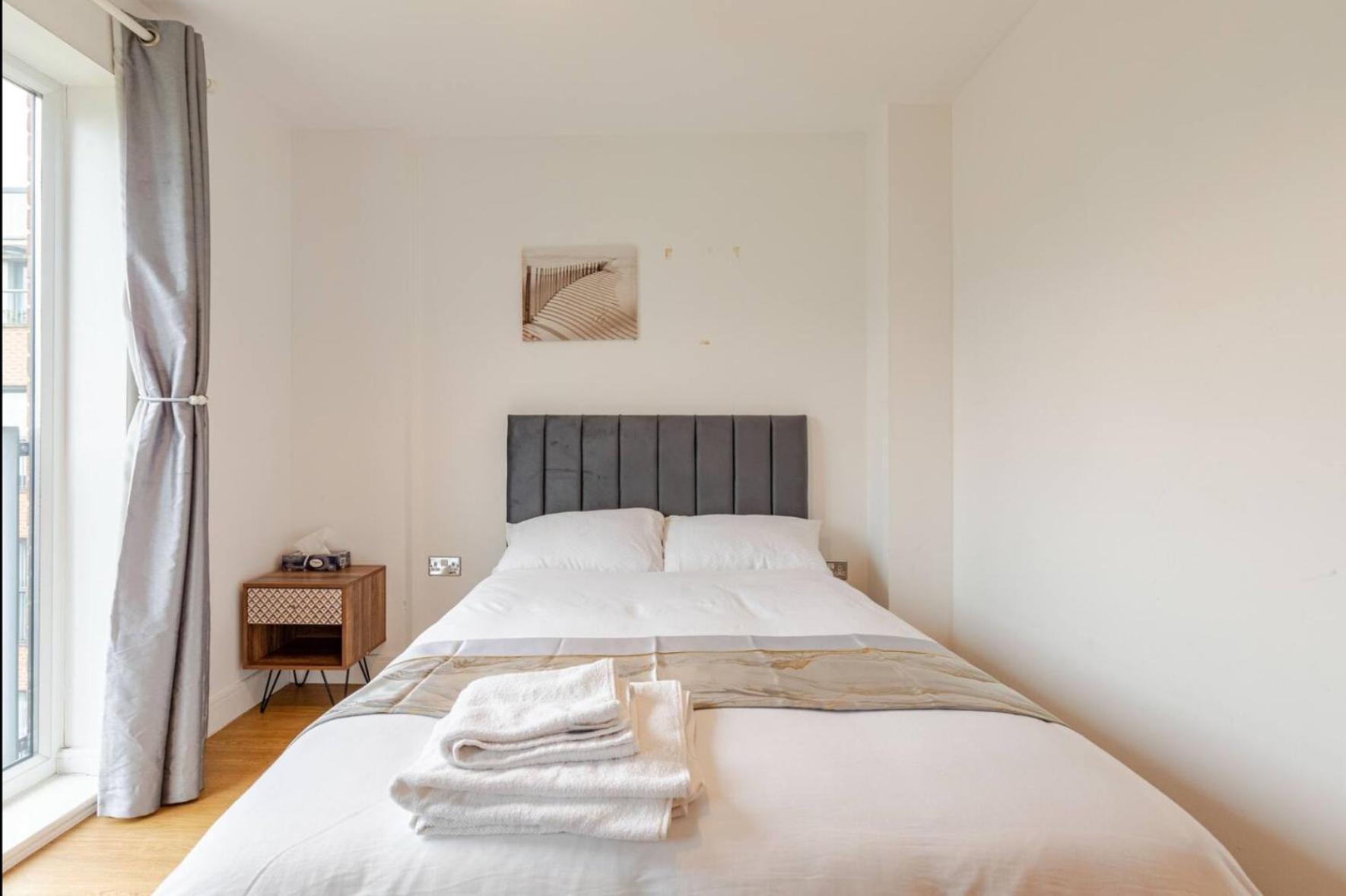 Apartament Modern 2 Bed Flat With Balcony, Easy Access Londra