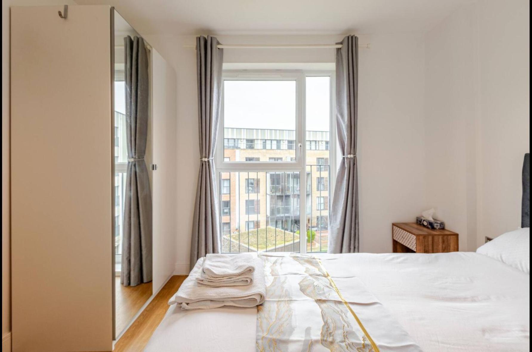 Apartament Modern 2 Bed Flat With Balcony, Easy Access *