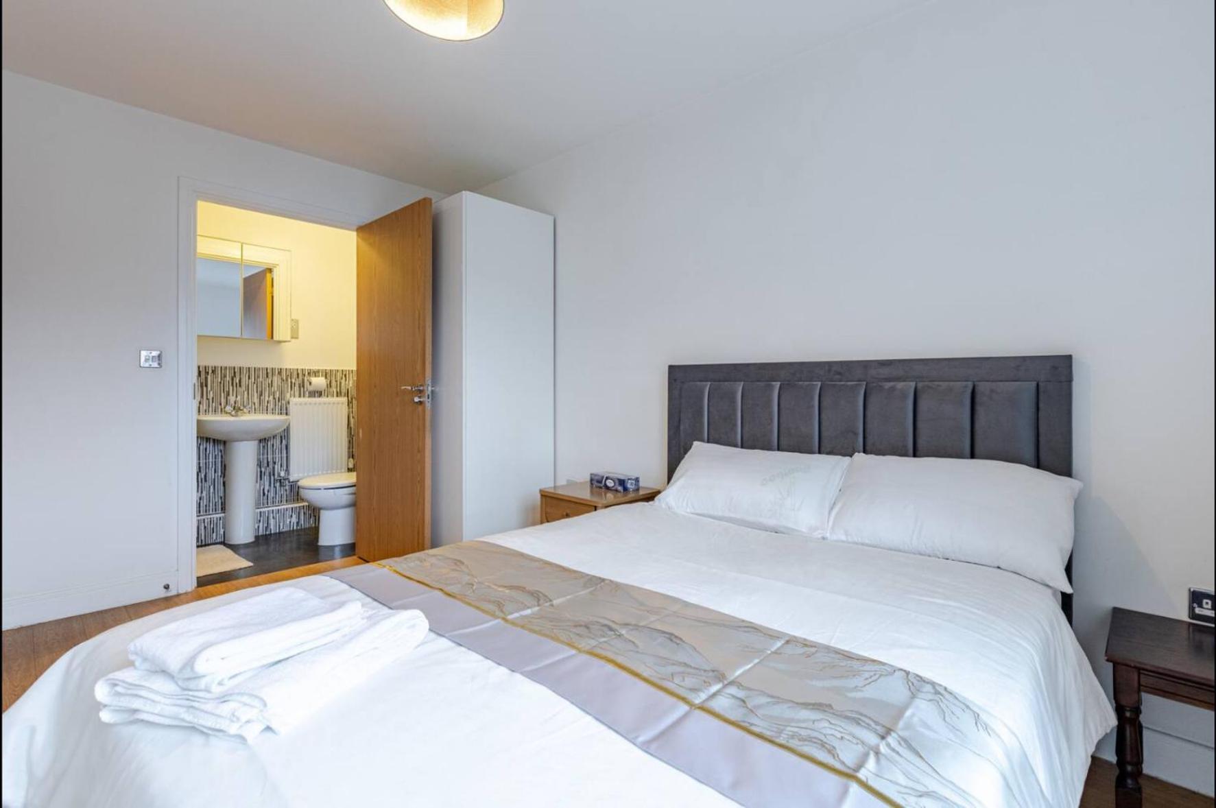 Modern 2 Bed Flat With Balcony, Easy Access Apartament Londra
