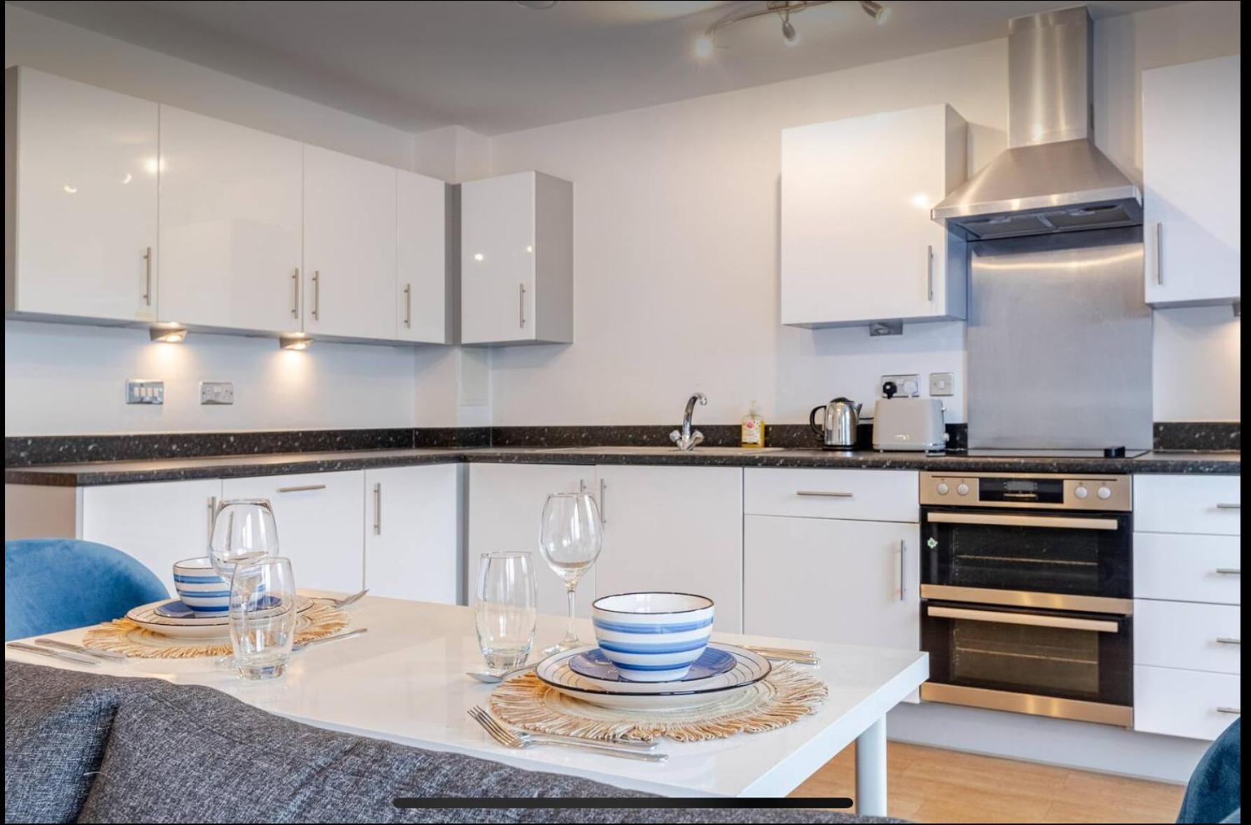 Modern 2 Bed Flat With Balcony, Easy Access * Londra