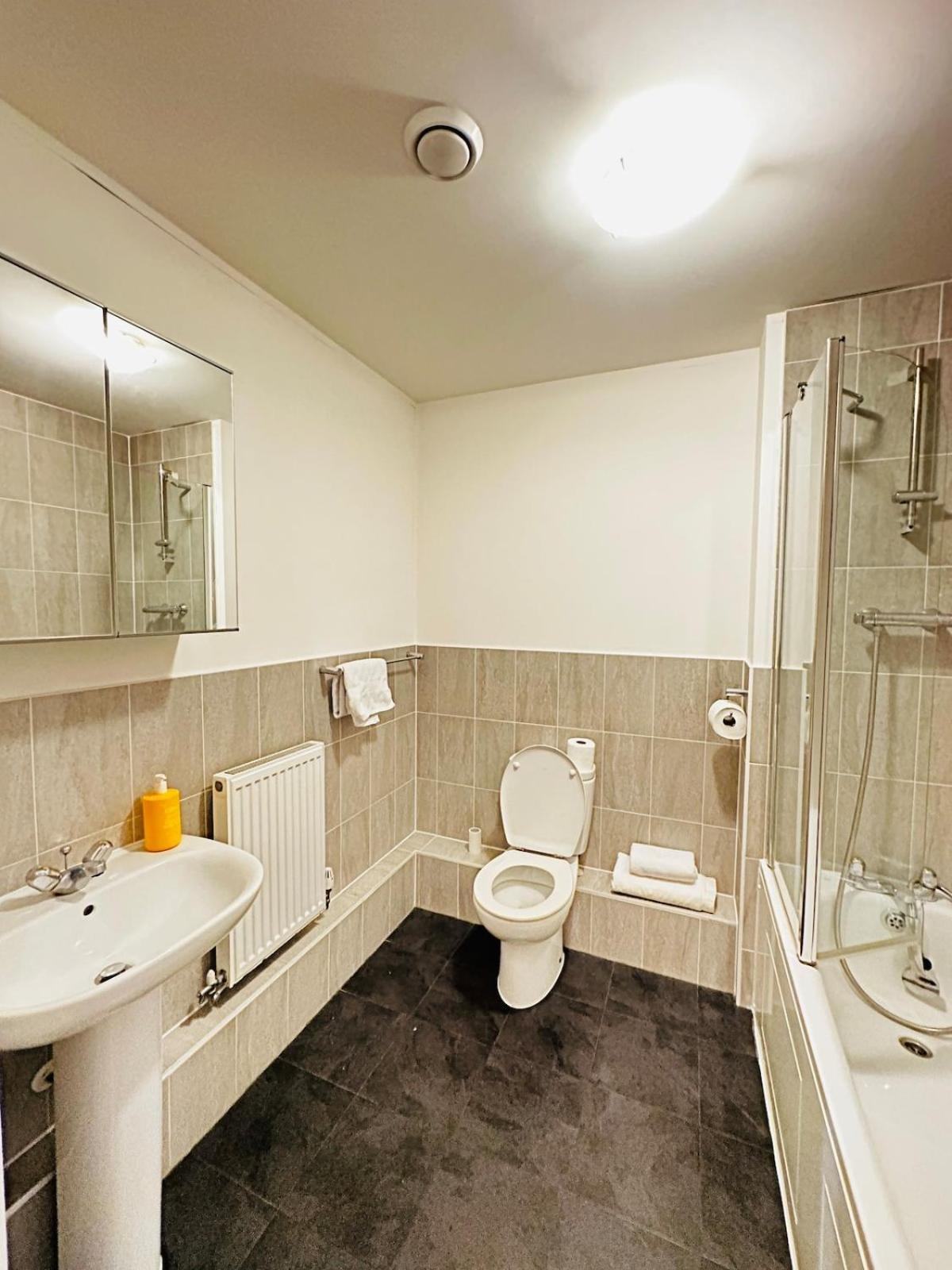 Modern 2 Bed Flat With Balcony, Easy Access * Londra