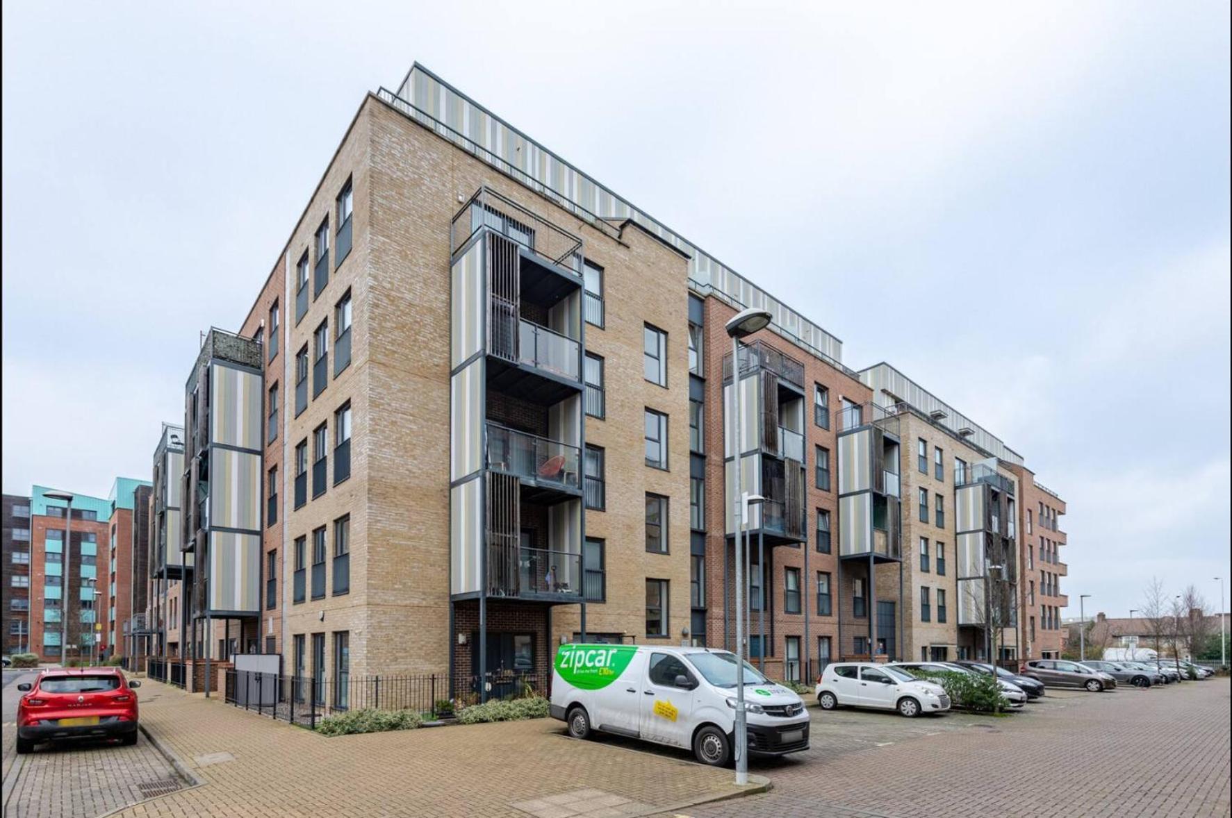 Modern 2 Bed Flat With Balcony, Easy Access Londra
