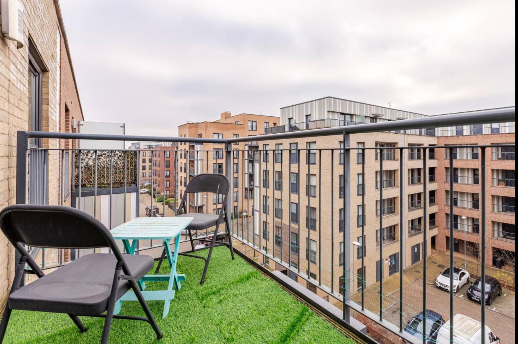 Modern 2 Bed Flat With Balcony, Easy Access Appartamento