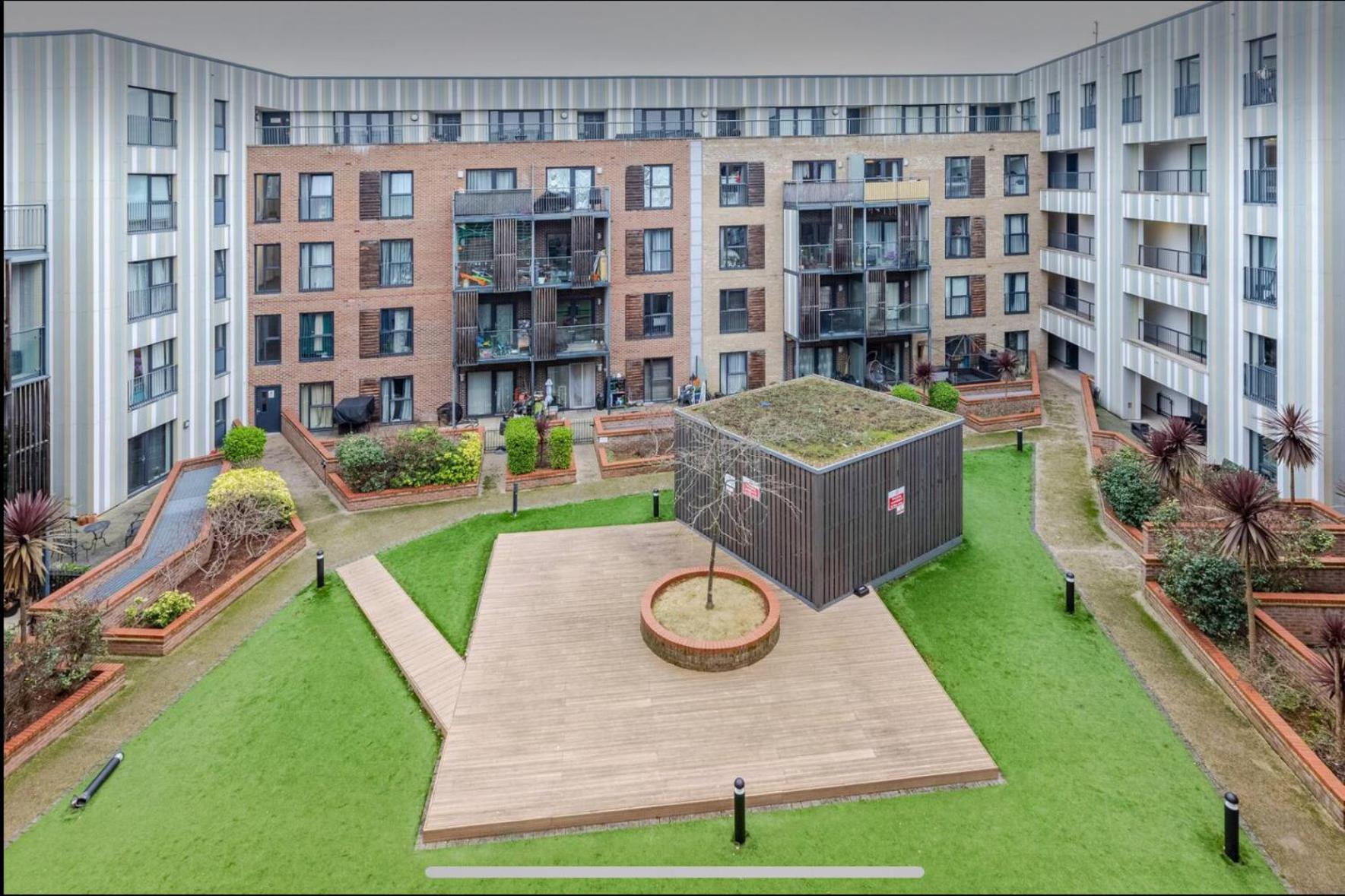 Modern 2 Bed Flat With Balcony, Easy Access Appartamento Londra
