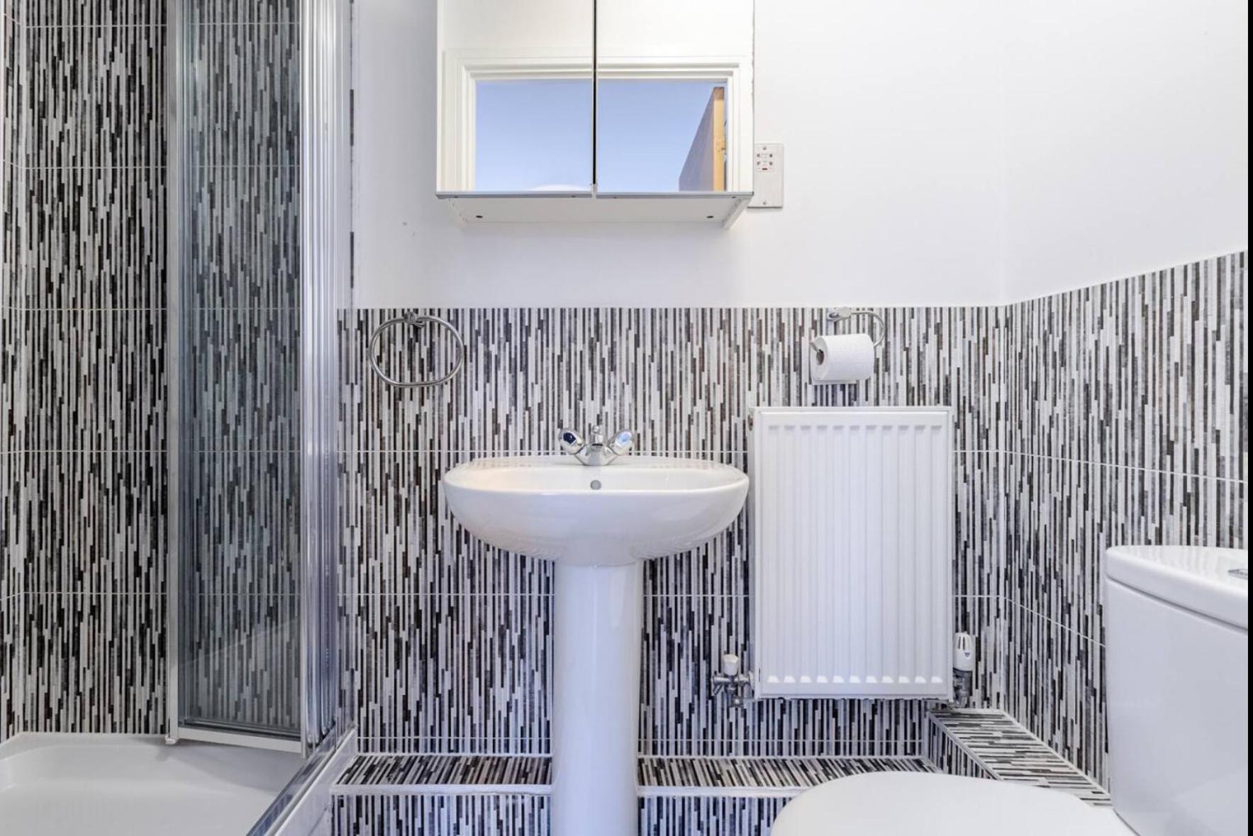 Modern 2 Bed Flat With Balcony, Easy Access Londra