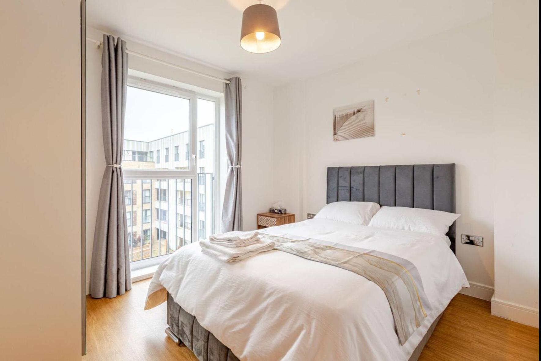 Modern 2 Bed Flat With Balcony, Easy Access Appartamento Londra