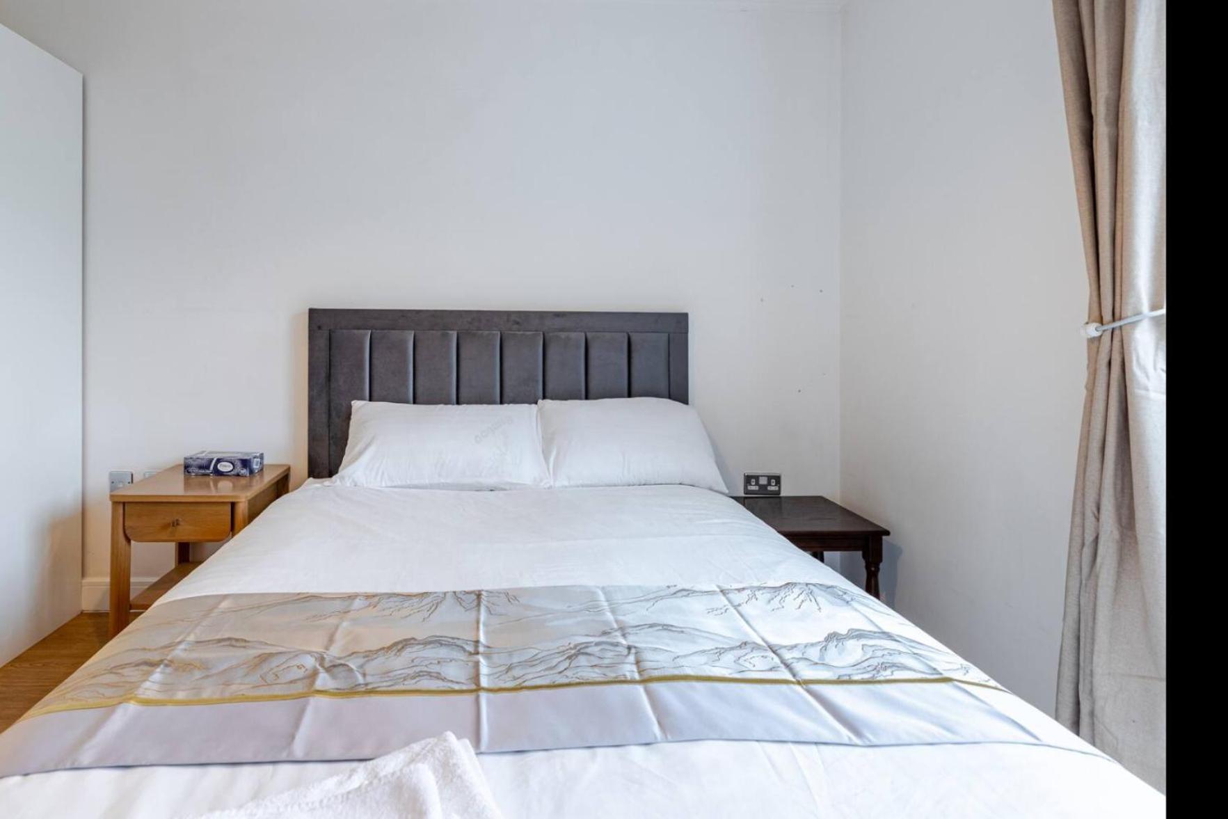 Modern 2 Bed Flat With Balcony, Easy Access * Londra