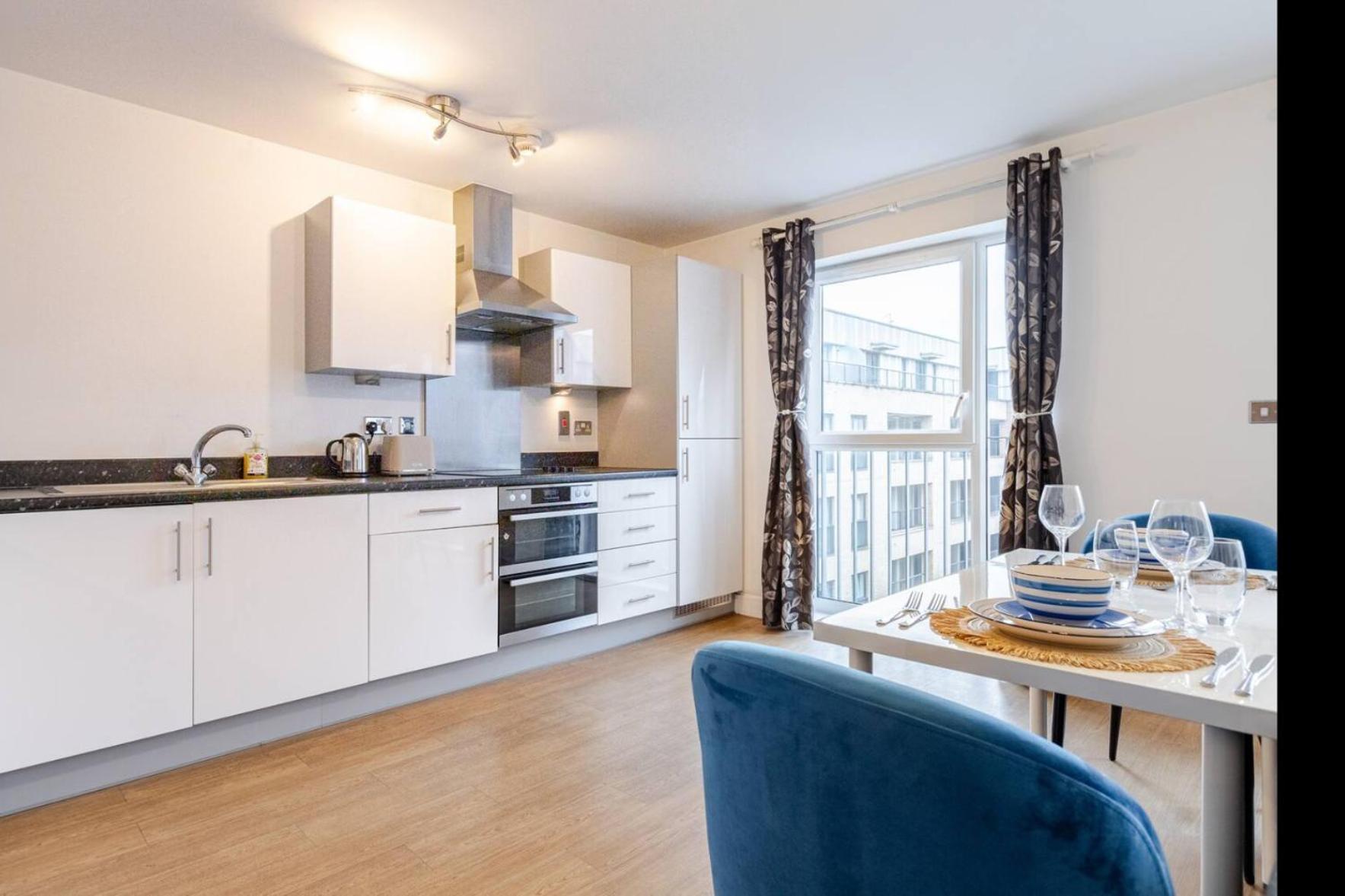 Modern 2 Bed Flat With Balcony, Easy Access Londra