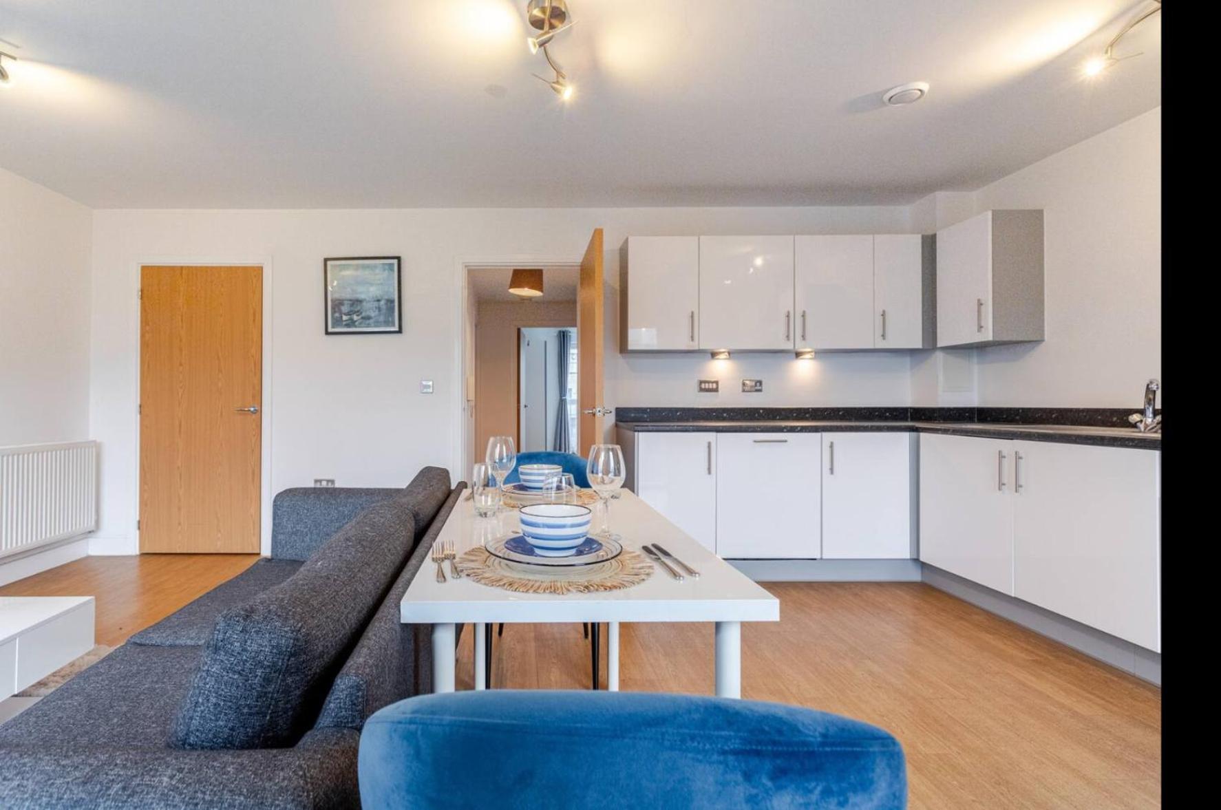Modern 2 Bed Flat With Balcony, Easy Access *
