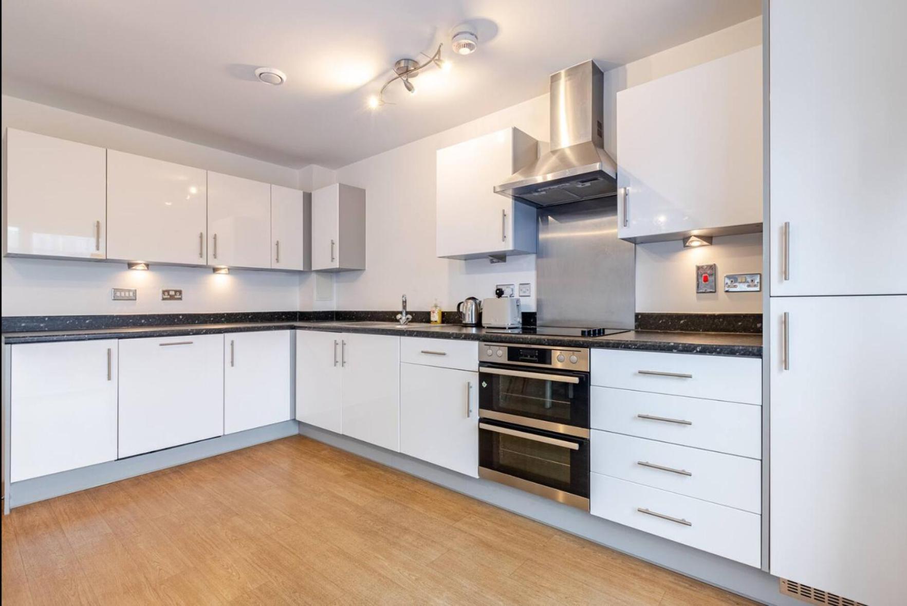 Modern 2 Bed Flat With Balcony, Easy Access * Londra