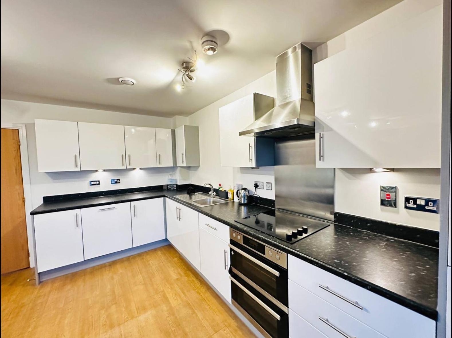 Modern 2 Bed Flat With Balcony, Easy Access * Londra