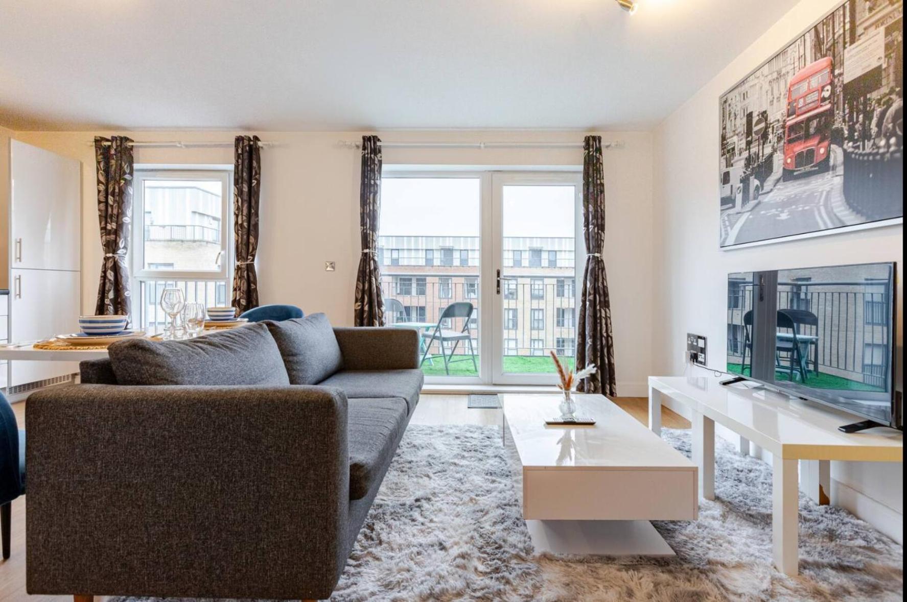Modern 2 Bed Flat With Balcony, Easy Access