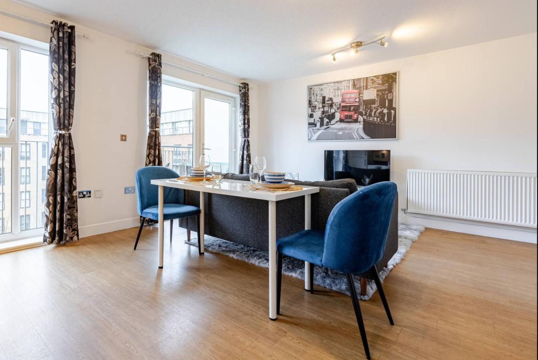 Modern 2 Bed Flat With Balcony, Easy Access Londra